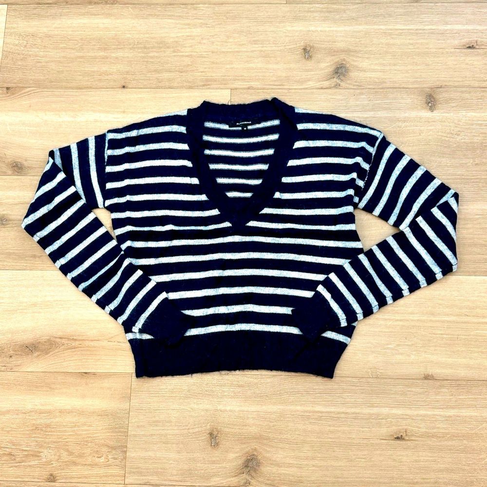 NWOT* Olivaceous V-Neck Striped Sweater in Navy and Gray - Women's M